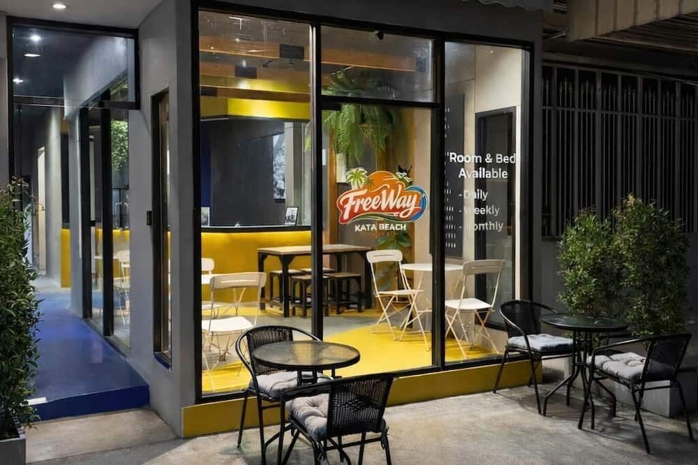 Free Way Kata Beach Hostel - קארון