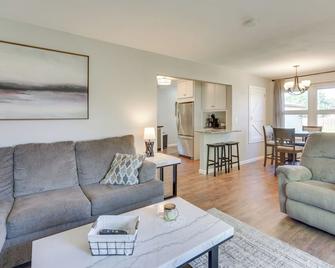 Sunny Cloquet Home - 2 Mi to St Louis River! - Cloquet - Living room