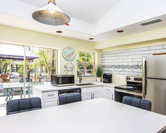 3BR Captiva Cottage with Hot Tub & Steps to the Beach - Captiva - Dining room