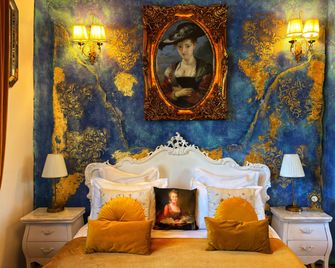 Conacul Coroanei Luxury Boutique - Bucharest