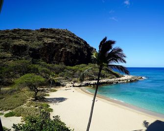 Corner Unit Beachfront Condo with Wrap-around Lanai at Makaha - Waianae - Playa