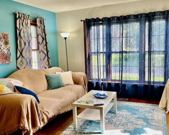 Katie's House- A Columbus Clintonville Vrbo House - Columbus - Wohnzimmer