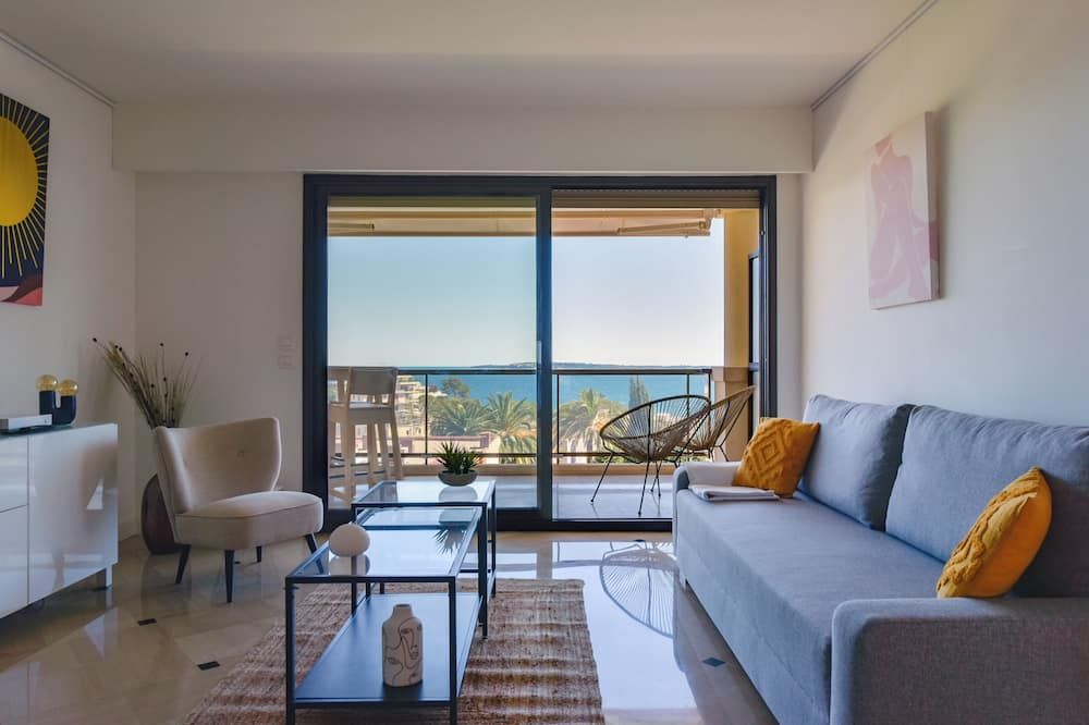 1-Br apartment calm sea view pool and parking garage - كان - غرفة معيشة