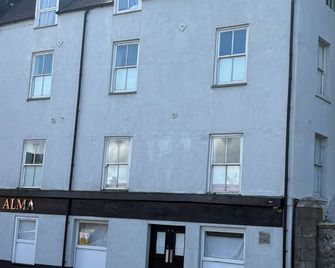 Hostel Alma & Cafe Express - Dover - Building