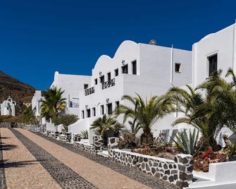 Soulis Hotel - Oia - Building