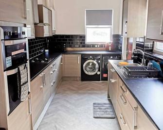 Charming 4-Bed House in Manchester - Manchester - Kitchen