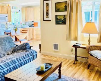 .08 mi walk to the beach, fully equipt home, wifi, quiet neighborhood. - Seaview - Living room