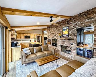 Chalet du Lac - Nine Mile Falls - Living room