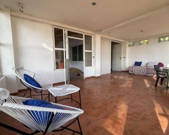 Sugarloaf Beach House & Surf Lodge - El Cuco - Sala de estar
