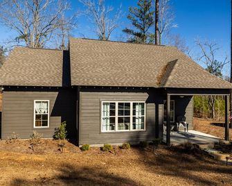 Family Friendly Americana Living at Cabin America on Lake Martin - Tallassee - Building