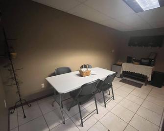 Cozy 2 bedroom suite with private entrance and continental breakfast. - Port Matilda - Dining room