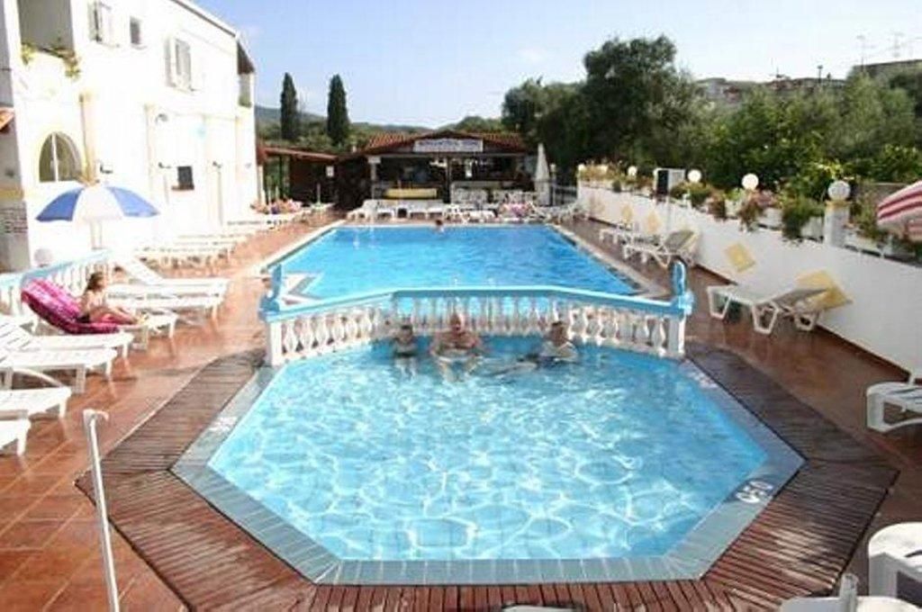 Leftis Romantica - Moraitika - Pool