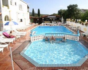 Leftis Romantica - Moraitika - Pool