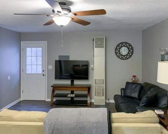 Cozy modern 4 bedroom, 10 min walk to beach & sunset - Roscommon - Sala de estar