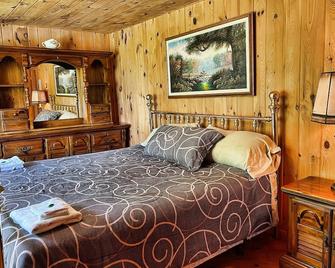 Stolk's Lodge - 5 acre pond - near Dreams Park - fishing - quite country lodge - Maryland - Bedroom