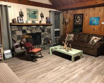 Quiet Lakefront Retreat nestled in the woods. - Montrose - Sala de estar