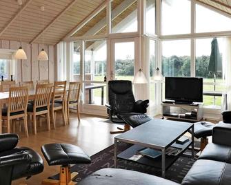 Lovely Holiday Home in Væggerløse With Whirlpool - Vaeggerlose - Sala de estar
