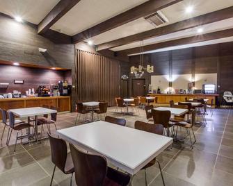 Super 8 by Wyndham Sterling CO - Sterling - Restaurant
