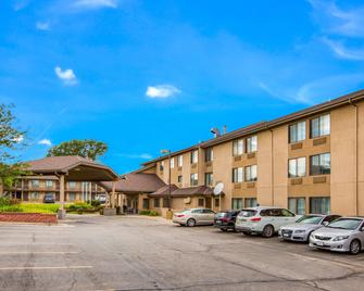 Quality Inn & Suites Lawrence - University Area - Lawrence - Building