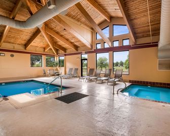 Quality Inn & Suites Lawrence - University Area - Lawrence - Piscina