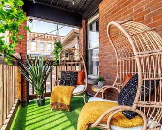 Jungle House Columbus Short North Downtown Free Parking - Steps to Convention Center & Nationwide Arena - 2BR Luxury Home - Sleeps 8 - Over 5,800 Five Star Stays - Columbus - Patio