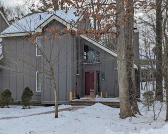 Frost Hollow by Avantstay Deck w/ Grill, Game Room Loft - White Haven - Building