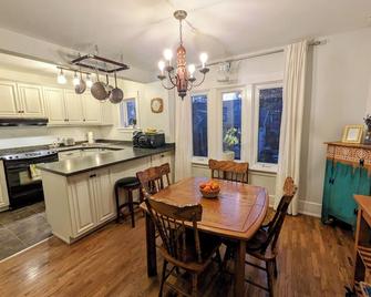 Cozy retreat home in Guelph. Pet-friendly! - Guelph - Eetruimte
