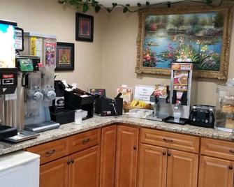 Affordable Sturbridge Stay with Onsite Parking, Cozy Beds & Free Breakfast - Sturbridge - Buffet