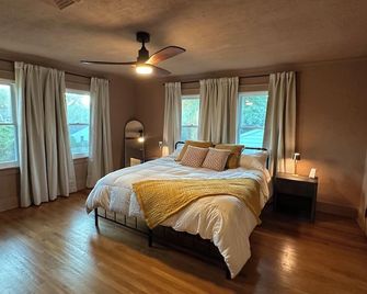 Spacious home in Red Bank; great for groups. 15 mins to Sandy Hook or Sea Bright - Red Bank - Bedroom