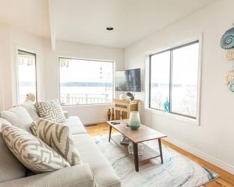 Panoramic View Home - Mukilteo - Living room