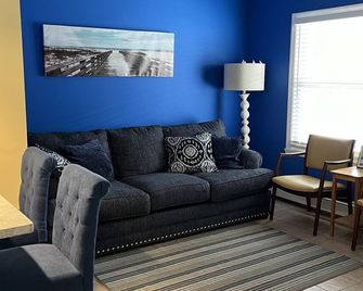 2 Bedroom Condo 1/2 A Block from The Beach And Lake! - Point Pleasant Beach - Living room