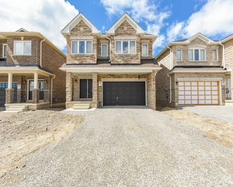 Entire 4BR Detached Home 15 Mins from the Falls, in Thorold, Perfect for 10 guests - Thorold - Building