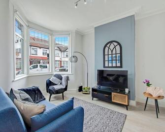 Lovely Home - Park Views & Ideal Transport Links - London - Living room
