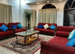 On The Rocks, Home Stay- Premium Option - Mount Abu - Living room