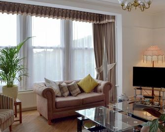 Sandfield The Promenade - Southport - Living room