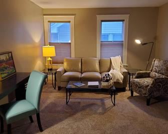 Historic 2-Bedroom Apartment with Modern Comforts and Artistic Charm - Jackson - Living room
