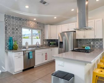 Best Views! Golden Girls themed House. Pool and Spa! - Palm Springs - Cocina