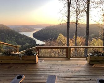 Center Hill Lake, Historic Log Cabin updated with amazing Lake/Mountain views! - Smithville - Balcón