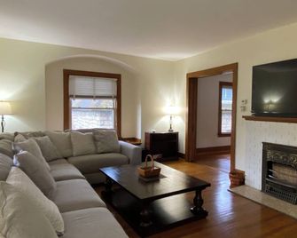 Charming 3-Bedroom Vacation Retreat Near Historical Downtown & Nature Escapes - Warren - Huiskamer