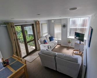 Spacious Apartment with Private Terrace - Newtownards - Wohnzimmer