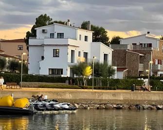 Villa Sophie Alt standing frente al club náutico - Girona - Budova