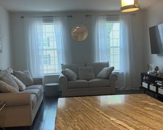 Modern 3 bedroom townhome near the downtown DC area with WiFi, AC, fitness room - Upper Marlboro - Sala de estar