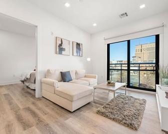 Entire Apt/2bd 2bth/Amer. Dream Mall/Nyc/EWR Airpt - Newark - Living room