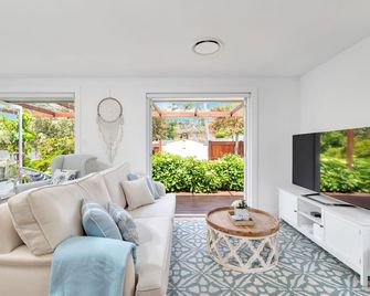 Queenberry Cottage - Jacuzzi, Village Location & 10 Mins To Beach - Berry - Living room