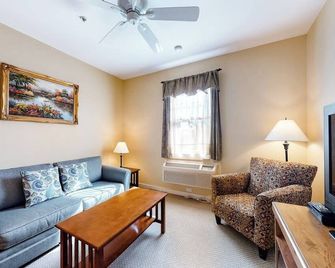 Lovely downtown Northeast Harbor suite near the water and near Acadia - Mount Desert - Living room