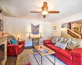 Cozy Home with Media Room Short Walk to Taos Plaza! - Taos - Living room