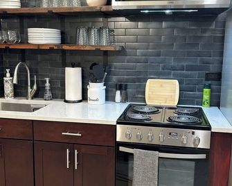 Cozy 2-bedroom apartment situated in the heart of quaint East Dundee - East Dundee - Kitchen