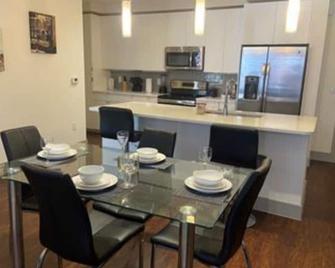 Fully Furnished 2 bed/2bath Apartment near the Galleria - יוסטון - חדר אוכל