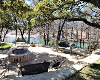 Large and Beautiful Home Directly Overlooking the Frio River - Rio Frio - Outdoors view