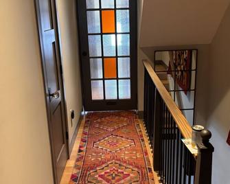 New Hope Zen. 3rd floor 1 bedroom w/ private bath. No private entrance . - Newtown Grant - Stairs